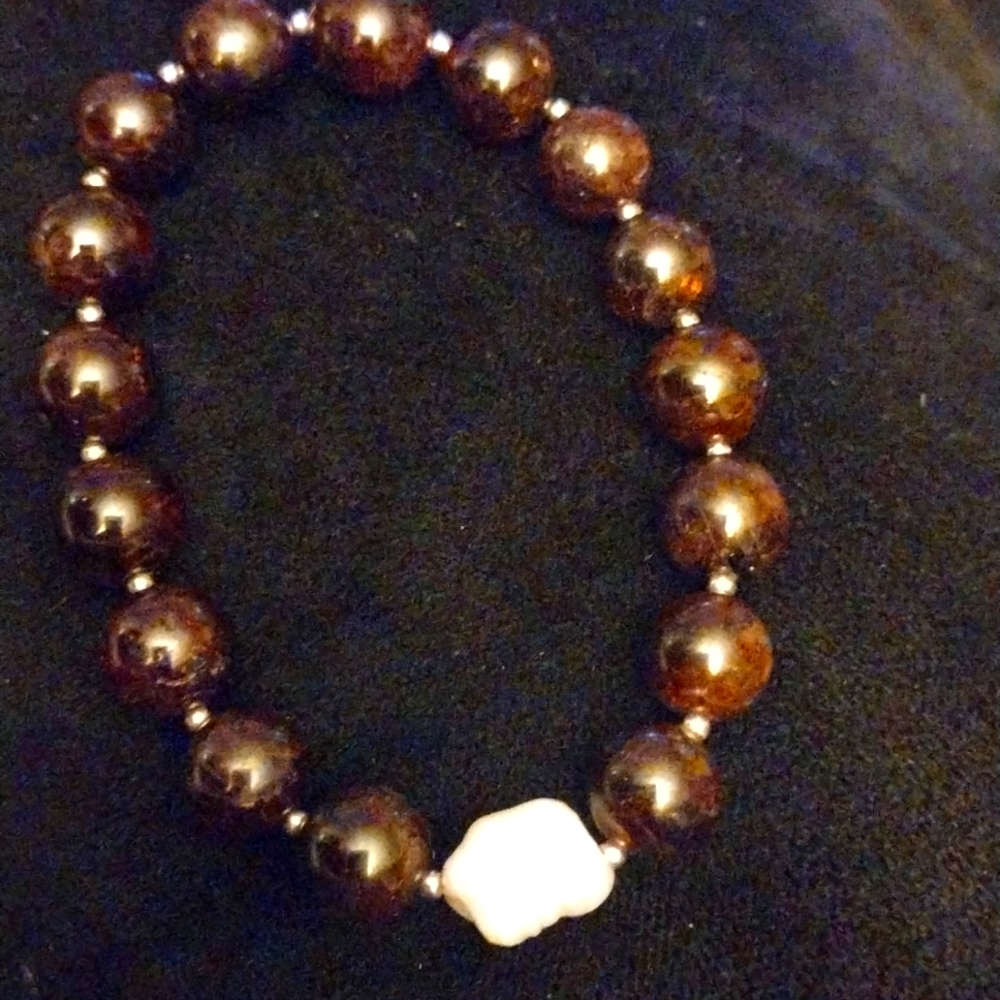 Garnet stretch bracelet with the Pearl fresh water